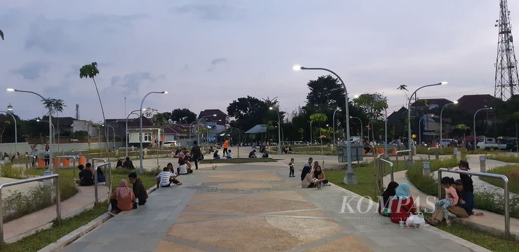 Suasana Taman Bunga Merjosari pada April 2022. Tampak warga menjadikan taman tersebut sebagai salah satu ruang rekreatif.