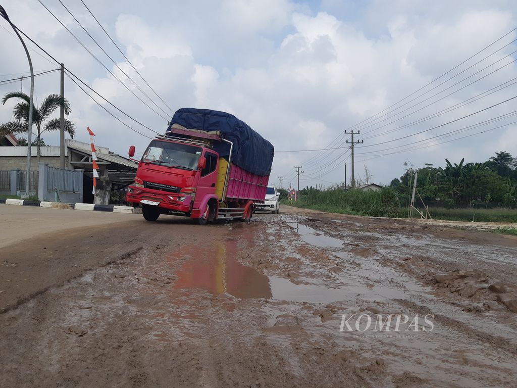 Damaged road conditions on Jalan Raya Rumbia in Rumbia District, Central Lampung Regency, Lampung, Wednesday (3/5/2023).