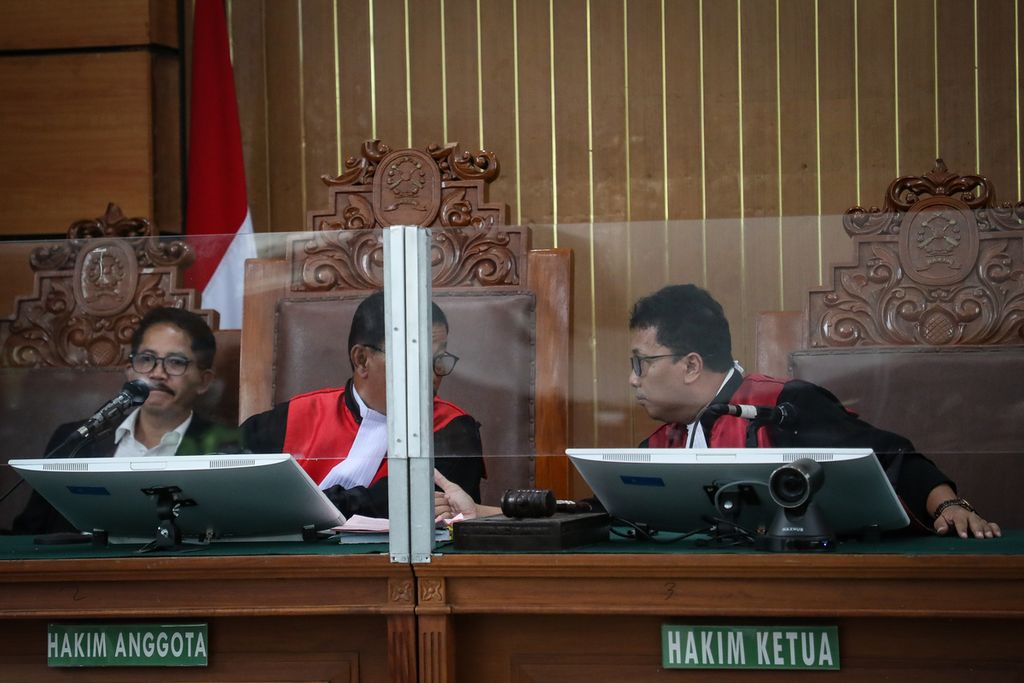 Majelis hakim berbincang saat sidang perdana terdakwa Shane Lukas di Pengadilan Negeri Jakarta Selatan, Selasa (6/6/2023). 