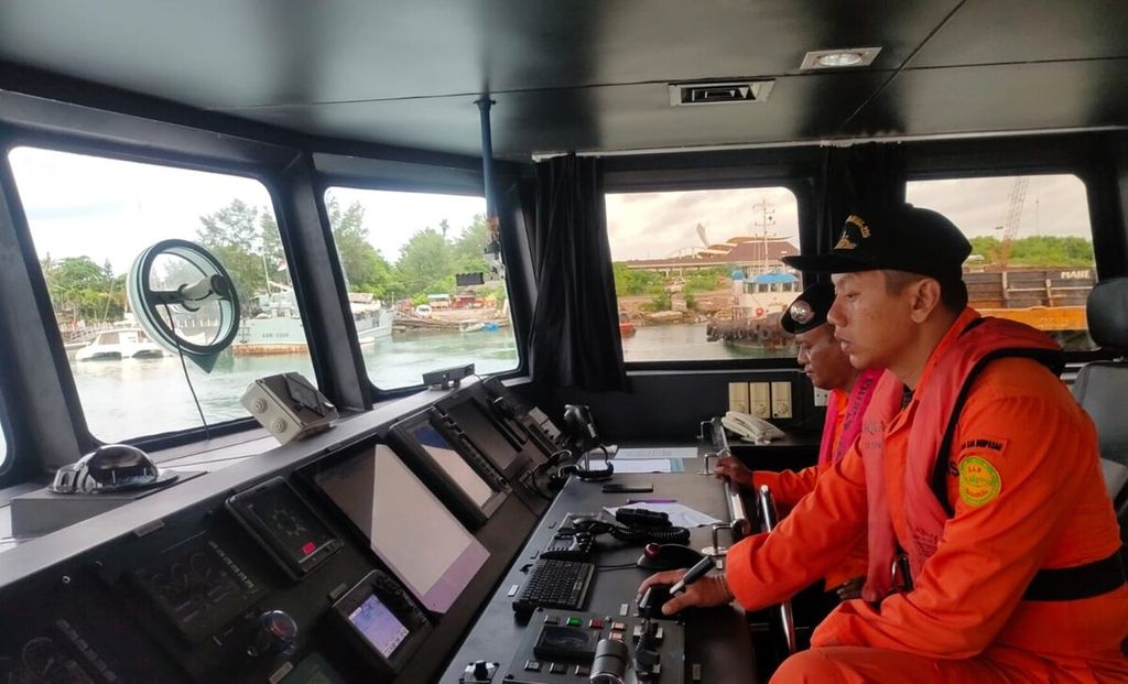 Dokumentasi Basarnas Bali menampilkan kru KN SAR Arjuna 229 saat bertollak menuju lokasi pencarian dan pertolongan KM Linggar Petak 89 di perairan Samudera Hindia, Rabu (1/3/2023).