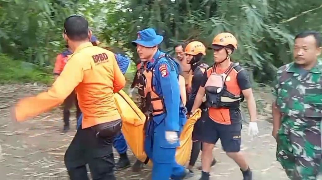 Tim SAR gabungan mengevakuasi jasad Painah (51), warga Pekon Sripurnomo, Kecamatan Semaka, Kabupaten Tanggamus, Lampung, yang ditemukan meninggal di Sungai Way Semaka pada Selasa (25/6/2024). Korban diduga diserang buaya saat beraktivitas di pinggir sungai.