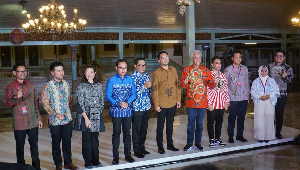 Gubernur Jawa Tengah Ganjar Pranowo, Gubernur Jawa Barat Ridwan Kamil, Wali Kota Bogor Bima Arya, Wali Kota Surakarta Gibran Rakabuming Raka, Mangkunegara X, dan para hadirin berfoto bersama seusai mengikuti Y20 di Pura Mangkunegaran, Kota Surakarta, Jawa Tengah, Jumat (28/10/2022) malam. Keduanya disindir soal keikutsertaan dalam Pilpres 2024. 