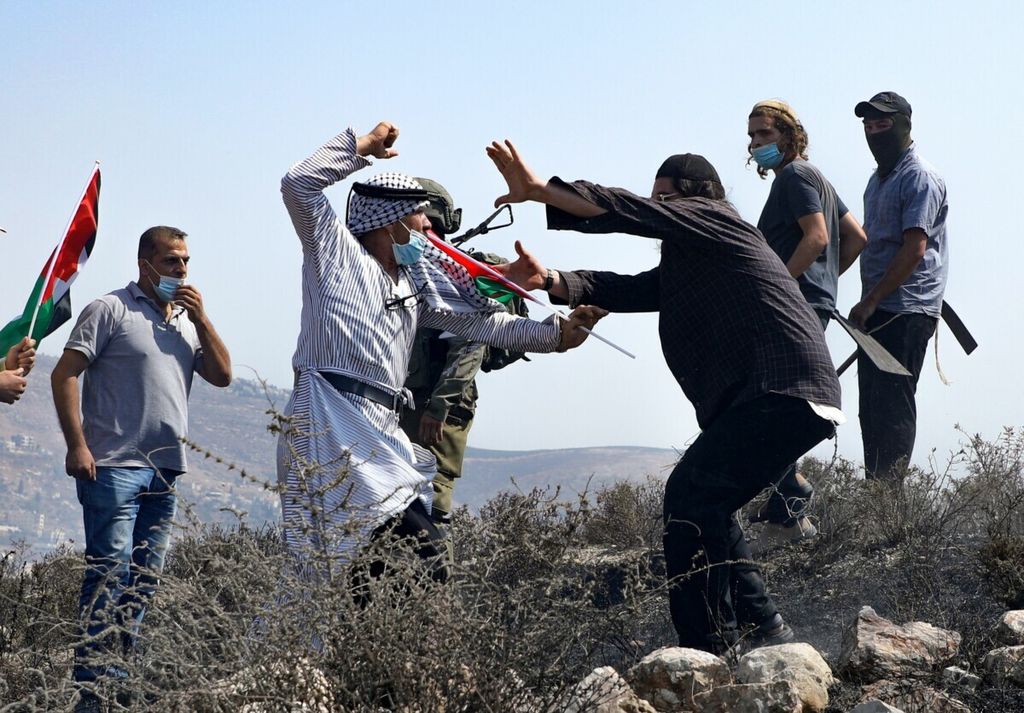 Warga Palestina (kedua dari kiri) dalam protes menentang permukiman Yahudi berkelahi dengan warga pemukim Israel di Asira al-Qibliya, wilayah pendudukan Tepi Barat, 18 September 2020. 