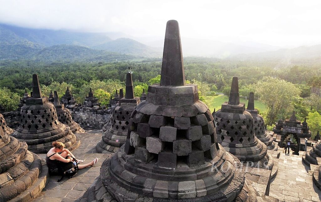 Wisatawan menikmati senja di antara stupa Candi Borobudur, Kabupaten Magelang, Jawa Tengah.