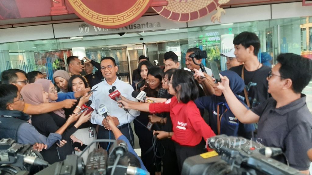 Calon presiden nomor urut 1, Anies Baswedan, memberikan keterangan pers seusai bertemu dengan tiga pemimpin partai politik Koalisi Perubahan, yakni Nasdem, PKB, dan PKS, di Wisma Nusantara, Jakarta, Jumat (23/2/2024).