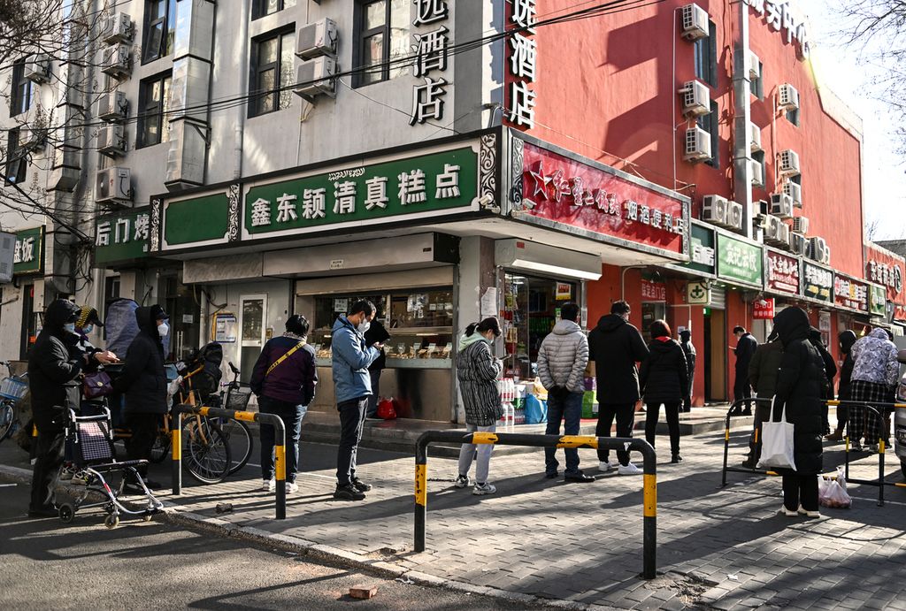 Antrean warga untuk membeli obat terlihat di salah satu sudut Kota Beijing, Minggu (11/12/2022). Pelonggaran kesehatan membuat warga diimbau menjalani isolasi mandiri di rumah sehingga berdampak pada peningkatan kebutuhan peralatan medis, termasuk masker dan obat-obatan.