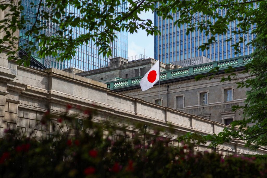 Bendera Jepang berkibar di kantor pusat Bank Sentral Jepang (BoJ) di Tokyo, Jumat (26/4/2024). 