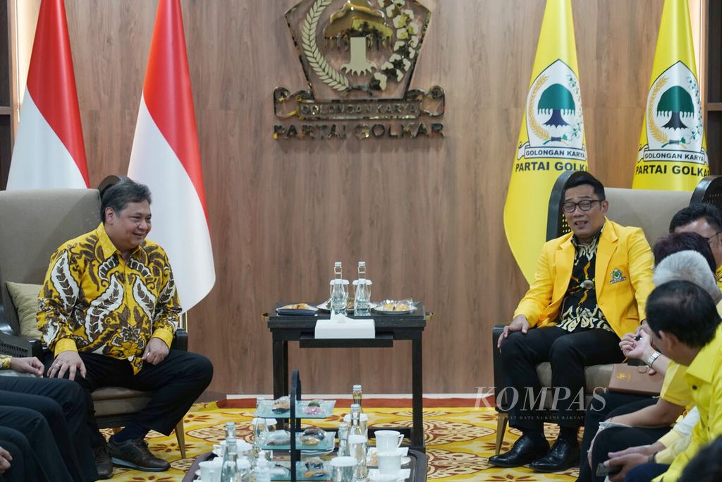 Ketua Umum Partai Golkar Airlangga Hartarto (kiri) beserta jajaran pimpinan partai lainnya ketika menerima kehadiran Gubernur Jawa Barat Ridwan Kamil (kanan) di Kantor DPP Partai Golkar, Slipi, Jakarta, Rabu (18/1/2023). 
