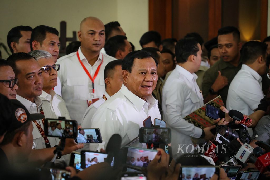 Ketua Umum Partai Gerindra Prabowo Subianto menyampaikan keterangan pers sebelum memasuki ruang rapat pimpinan nasional Partai Gerindra di Jakarta, Senin (23/10/2023). 