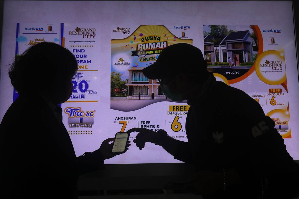Petugas memberikan informasi kepada nasabah mengenai pembiayaan KPR perumahaan di Plaza KPR BTN, Jakarta, Rabu (17/2/2021). 