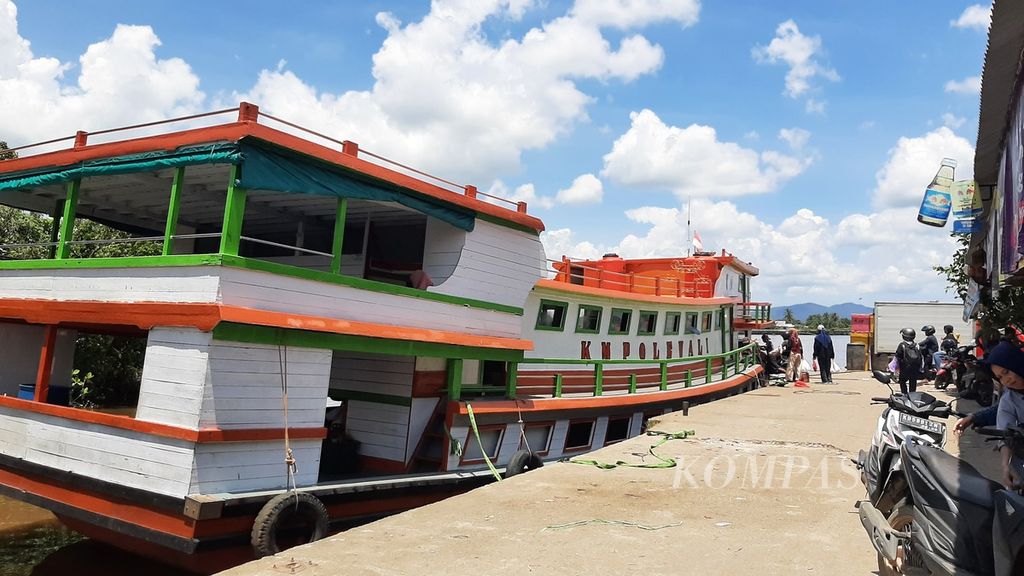 Kapal motor yang melayani para pemudik di Pelabuhan Rasau Jaya, Kabupaten Kubu Raya, Kalimantan Barat, Selasa (18/4/2023).