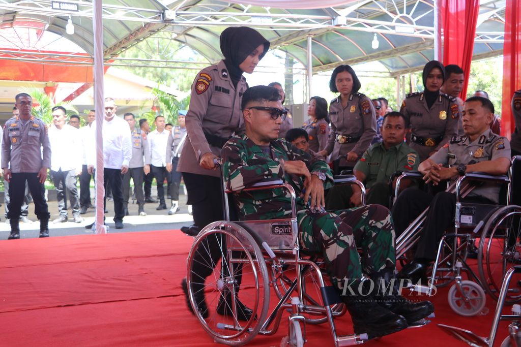 Aparat Kepolisian Daerah Sumatera Utara bersama aparat Kodam I Bukit Barisan bersiap menerima bantuan dalam rangkaian Hari Bhayangkara Ke-77, di Medan Sumatera Utara, Senin (19/6/2023).