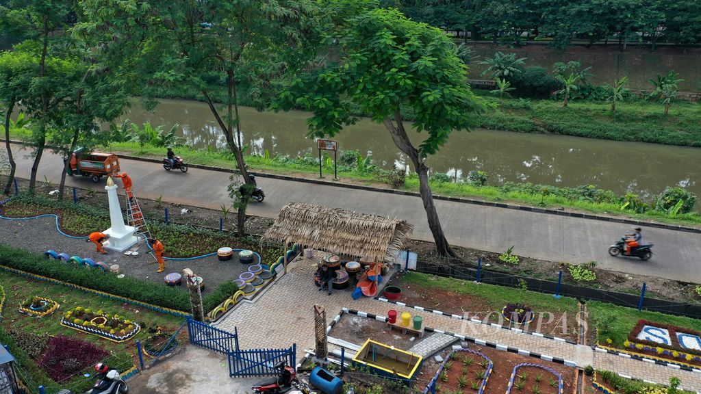 Foto udara penataan kawasan Taman Unggulan Terpadu di Duren Sawit, Jakarta Timur, Senin (3/4/2023). Lahan yang sebelumnya tak terawat dan terbengkalai serta dijadikan sebagai warung liar tersebut kini berubah menjadi ruang terbuka hijau yang nyaman. Luas ruang terbuka hijau di Jakarta mencakup 5,18 persen dari luas wilayah secara keseluruhan. Jumlah itu masih jauh dari amanat undang-undang sebesar 30 persen. 