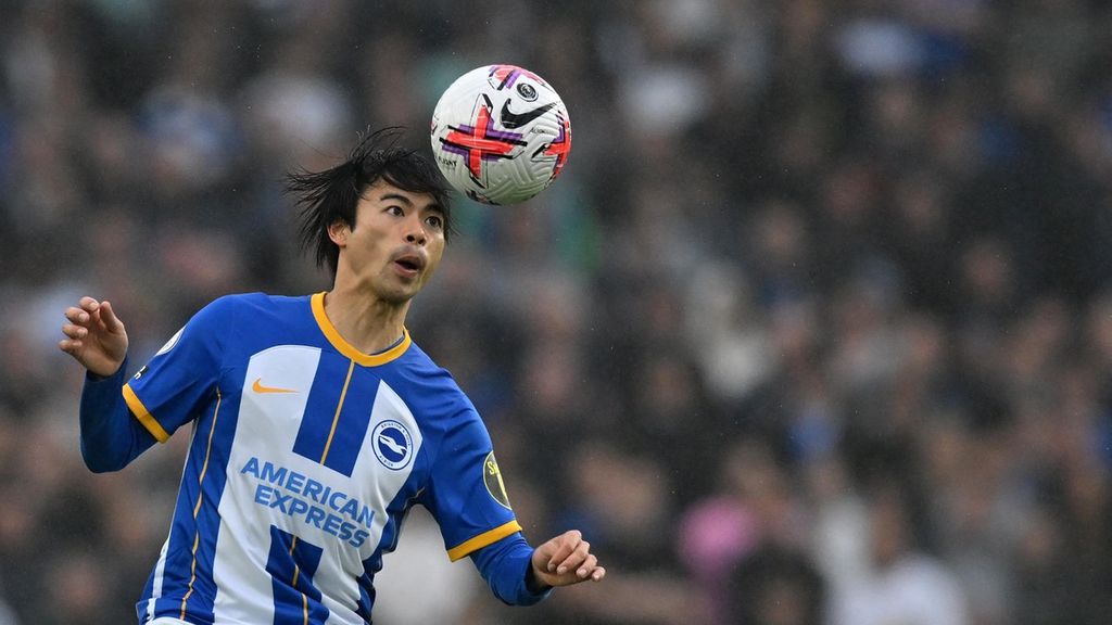 Gelandang Brighton, Kaoru Mitoma, mengontrol bola dengan kepalanya saat menjamu Everton, di Stadion Komunitas American Express, Brighton, Inggris, Senin (8/5/2023) malam. 