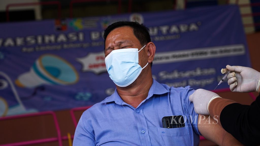 Seorang warga ketika hendak menerima suntikan vaksin tahap ketiga di pelayanan sentra vaksin tahap ketiga di teras Plaza Jambu Dua, Kota Bogor, Jawa Barat, Senin (4/4/2022). 