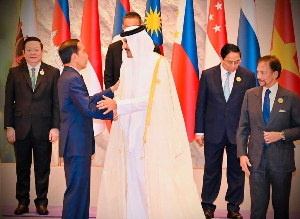 Presiden Joko Widodo bersalaman dengan Emir Qatar Sheikh Tamim bin Hamad al-Thani sebelum sesi foto bersama KTT ASEAN dan Organisasi Kerja Sama Negara-negara Teluk, di Riyadh, Arab Saudi, Jumat (20/10/2023).