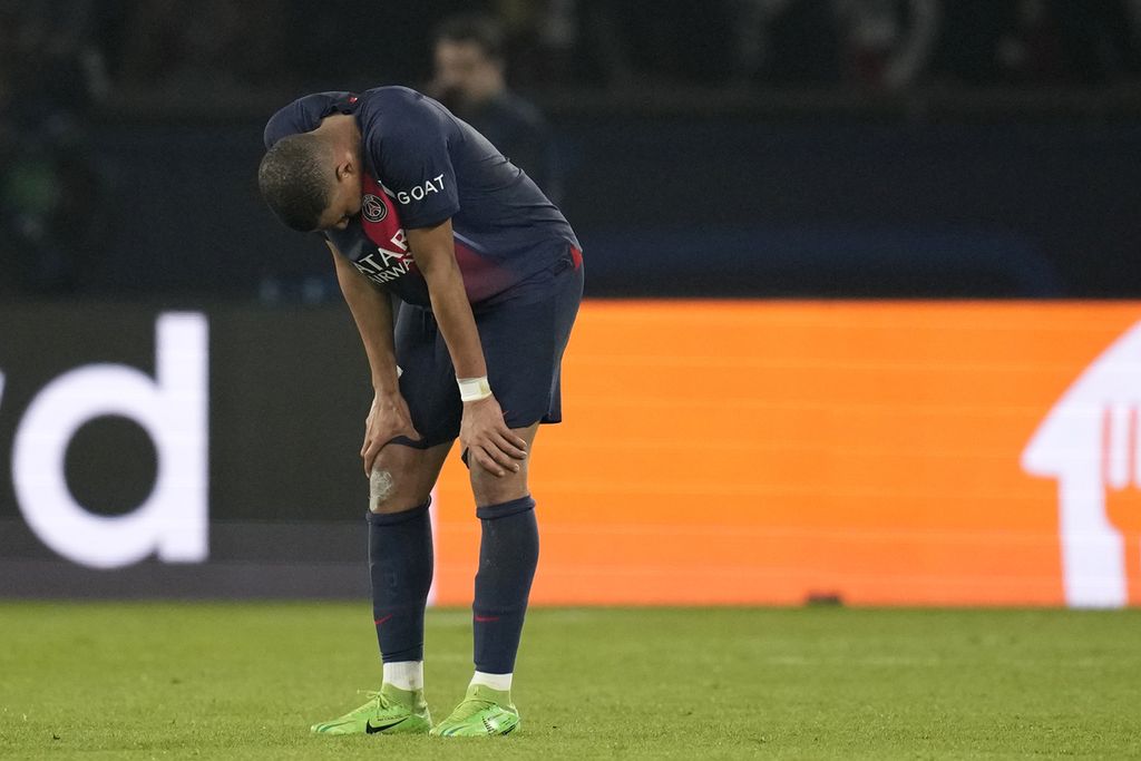 Striker Paris Saint-Germain, Kylian Mbappe, tertunduk lesu setelah PSG gagal ke final Liga Champions, Rabu (8/5/2024) dini hari WIB. PSG kalah agregat 0-2 dari Borussia Dortmund setelah pada laga kedua semifinal takluk 0-1.