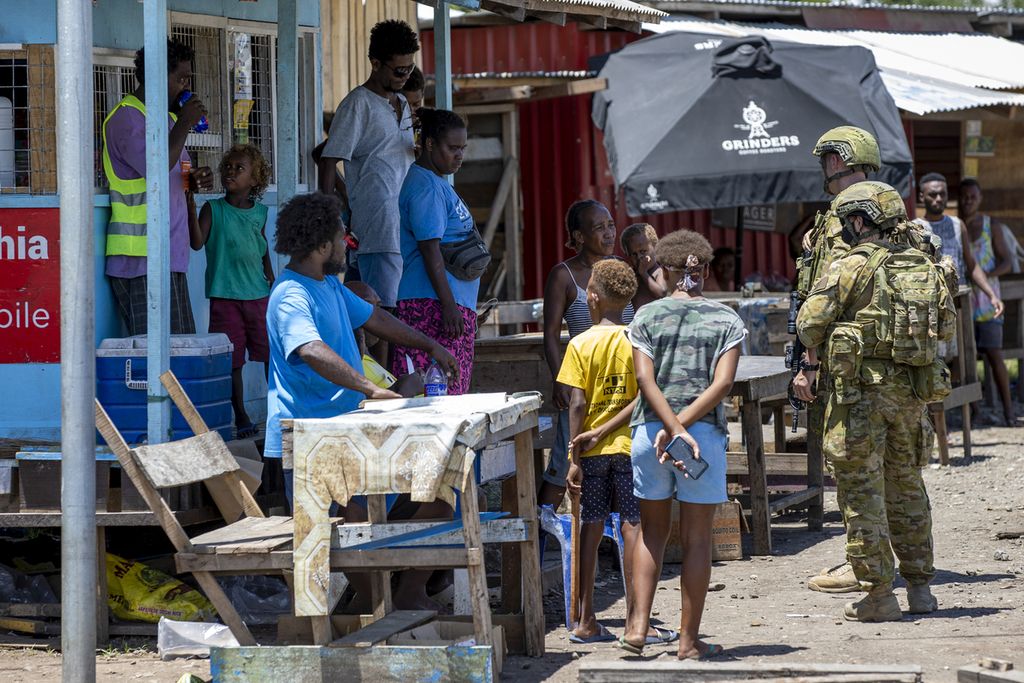 Dalam foto yang diambil pada 27 November 2021 ini memperlihatkan tentara Australia tengah berbincang-bincang dengan warga Honiara, Kepulauan Solomon. Foto disediakan oleh Departemen Pertahanan Australia. 