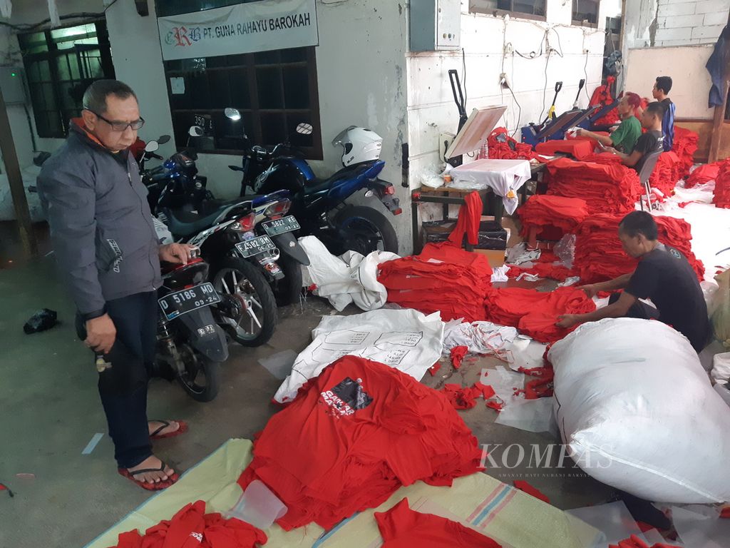 Pemilik usaha Planet Production, Wawan Gunawan, memantau aktivitas para pekerjanya yang mengerjakan 40.000 sablon kaus salah satu pasangan presiden dan wakil presiden di Kompleks Cibeunying Permai, Kecamatan Cibeunying Kaler, Kota Bandung, Jawa Barat. pada 11 Desember 2023.