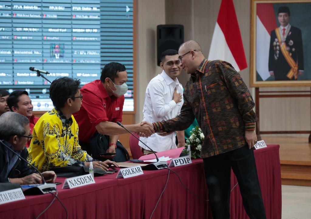 Ketua KPU Hasyim Asyari menyalami perwakilan partai politik saat rapat pleno terbuka rekapitulasi Daftar Pemilih Sementara (DPS) Pemilu 2024 di kantor KPU, Jakarta, 18 April 2023. Partai-partai peserta pemilu akan bersaing memperebutkan 204.278.781 suara pemilih di 38 provinsi. 