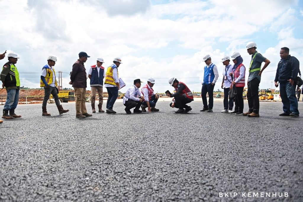 Menteri Perhubungan Budi Karya Sumadi dan rombongan meninjau landasan pacu Bandara Ibu Kota Nusantara (IKN), Jumat (21/6/2024).