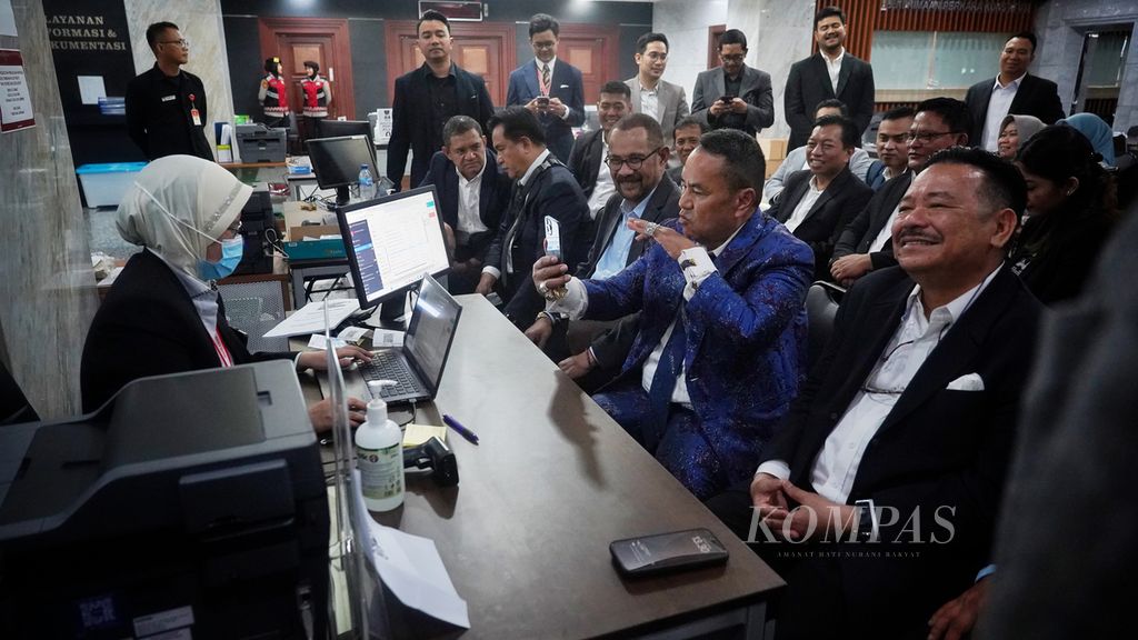 Tim penasihat hukum pasangan Prabowo Subianto-Gibran Rakabuming Raka saat menyerahkan berkas kesimpulan terkait sidang perselisihan hasil pemilihan umum kepada petugas Mahkamah Konstitusi di Jakarta, Selasa (16/4/2024).