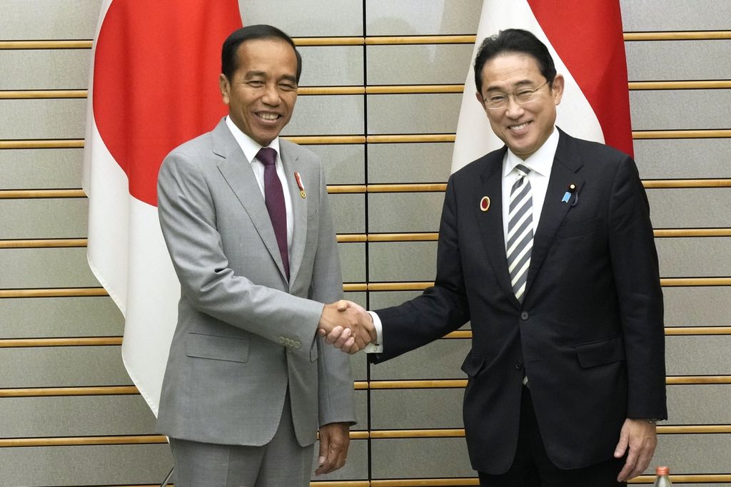 Presiden Joko Widodo dan Perdana Menteri Jepang Fumio Kishida setelah pertemuan di Kantor PM Jepang, Sabtu (16/12/2023). Pertemuan ini dalam rangkaian Konferensi Tingkat Tinggi (KTT) Perayaan 50 Tahun ASEAN-Jepang.