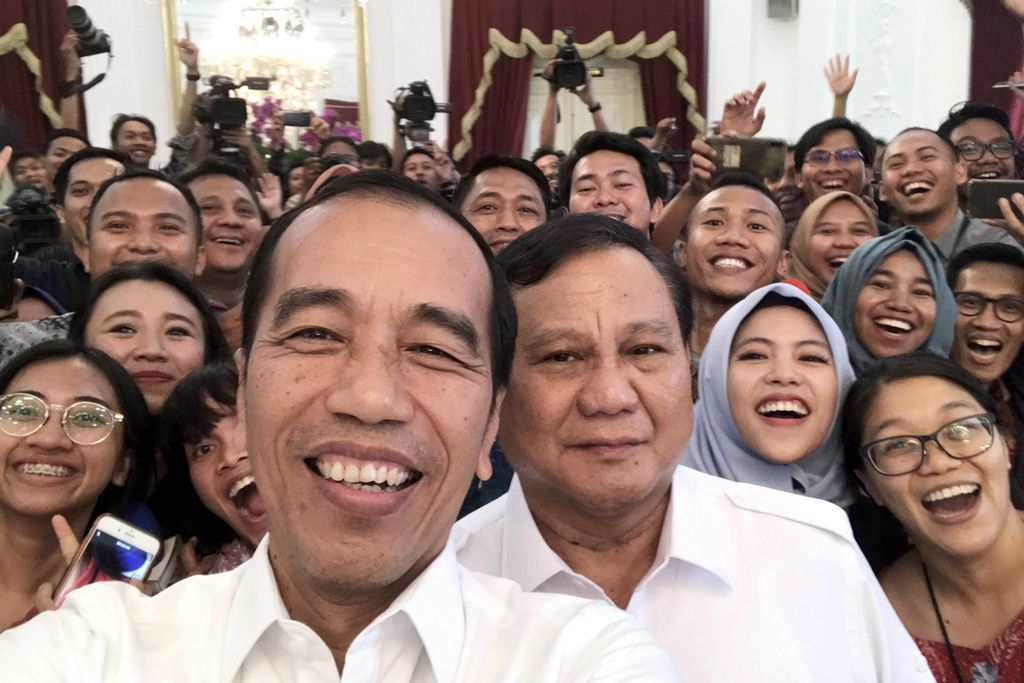 Swafoto yang dilakukan Presiden Joko Widodo bersama Ketua Umum Partai Gerindra Prabowo Subianto dan wartawan seusai pertemuan keduanya di Istana Merdeka, Jakarta, Jumat (11/10/2019).