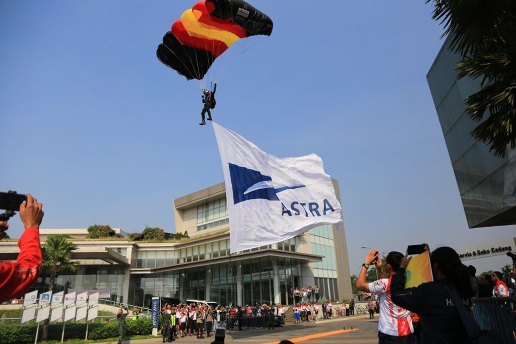 Salah satu dari 20 peterjun TNI-Polri membawa bendera Astra untuk memeriahkan acara Gowes Merdeka Astra-TNI-Polri di Astra Biz Center, BSD (18/8).