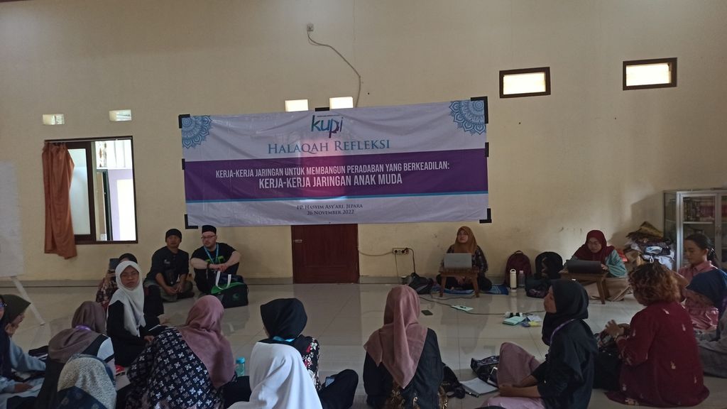 Perwakilan anak-anak muda mendiskusikan permasalahan yang ditemui di sekitar mereka dalam acara Kongres Ulama Perempuan Indonesia (KUPI-2) di Pondok Pesantren Bangsri, Jepara, Jawa Tengah, Sabtu (26/11/2022).