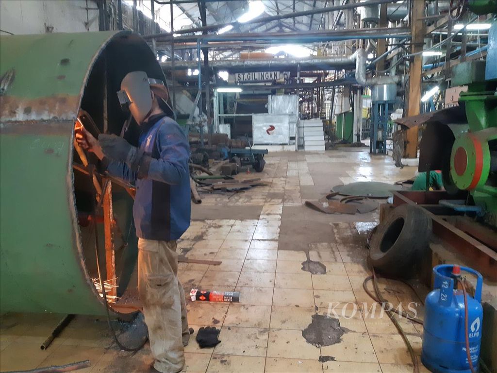 Pekerja mengelas besi dalam Pabrik Gula Sindanglaut, Kabupaten Cirebon, Jawa Barat, Rabu (15/5/2019).