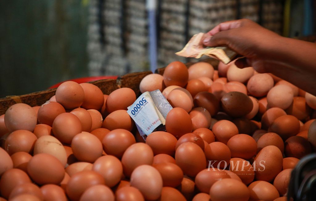 Warga membeli telur ayam ras di salah satu kios di Pasar Kebayoran Lama, Jakarta Selatan, Rabu (31/8/2022). Anggaran sebanyak Rp 24,17 triliun disiapkan pemerintah sebagai bantalan sosial untuk menjaga daya beli masyarakat yang berisiko terdampak kebijakan bahan bakar minyak. Kata <i>bantalan</i> ini memiliki makna.