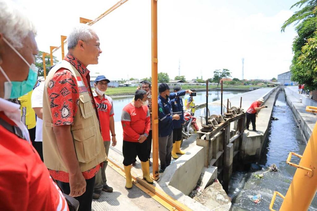 Gubernur Jawa Tengah Ganjar Pranowo mengecek kesiapan rumah pompa di Jawa Tengah, Jumat (14/10/2022). Selain Kota Semarang, banjir jugarentan terjadi, antara lain, di Tegal, Pekalongan, dan Kudus.