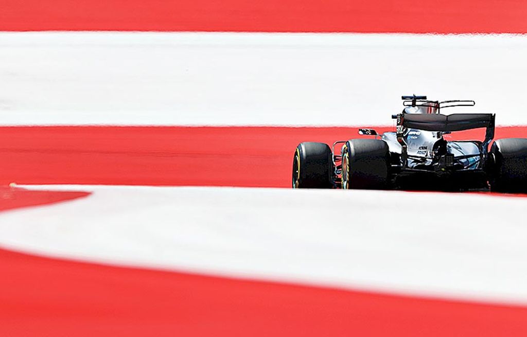  Lewis Hamilton memacu mobil Mercedes F1 WO8 saat berlatih di Sirkuit Red Bull Ring, Spielberg, Austria, Jumat (7/7). Pebalap dari Inggris Raya itu kini berada di peringkat kedua klasemen pebalap dengan 139 poin, tertinggal 14 poin dari pemimpin klasemen, pebalap Ferrari, Sebastian Vettel.
