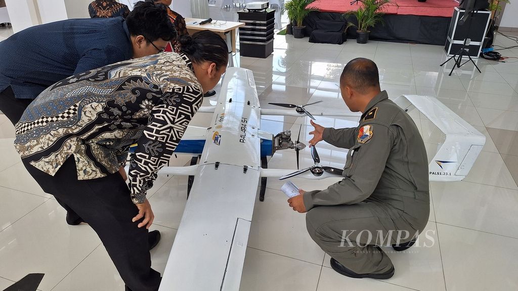 Pengunjung melihat pesawat nirawak atau <i>drone</i> buatan tim peneliti Fakultas Teknik Universitas Gadjah Mada (UGM), saat diluncurkan di Yogyakarta Selasa (3/9/2024).