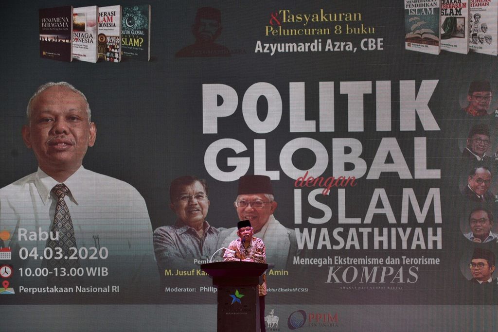 Guru Besar UIN Syarif Hidayatullah Azyumardi Azra memberikan sambutan dalam acara tasyakuran dan peluncuran 8 bukunya yang bertema Politik Global dengan Islam Wasathiyah, Mencegah Ekstremisme dan Terorisme di Perpustakaan Nasional, Jakarta, Rabu (4/3/2020). 