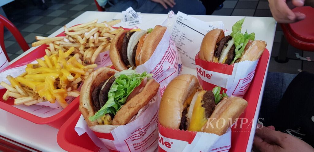 Makanan cepat saji In n Out Burger di Los Angeles, AS. 