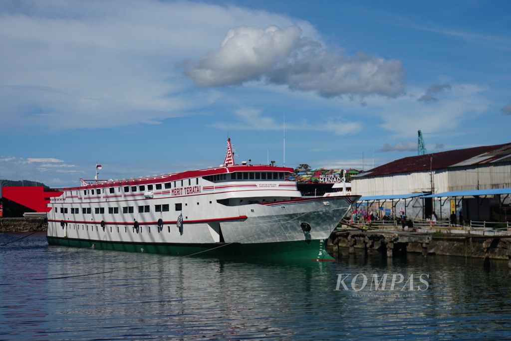 Kapal Motor Merit Teratai relasi Manado-Tahuna bersandar di dermaga Pelabuhan Manado, Sulawesi Utara, Kamis (7/12/2023). Diprediksi jumlah penumpang selama masa angkutan Natal dan Tahun Baru 2024 meningkat dari 24.256 orang pada tahun sebelumnya.