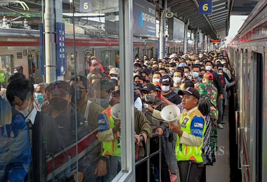 Petugas keamanan memberikan arahan kepada penumpang KRL Commuterline yang baru tiba di Stasiun Tanah Abang, Jakarta Pusat, Senin (3/7/2023).