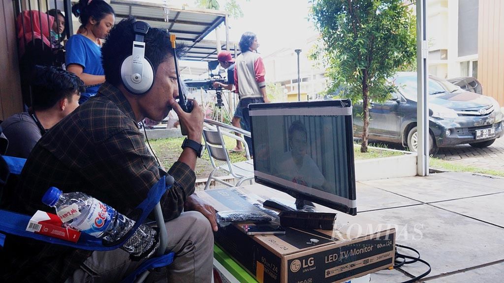 Andi Burhamzah (27), sutradara film, mengecek persiapan sebelum melanjutkan pengambilan gambar untuk  film <i>Cindolo na Tape</i> (Cinta), di Tanjung Bunga, Makassar, Sulawesi Selatan, pertengahan Februari 2017. 
