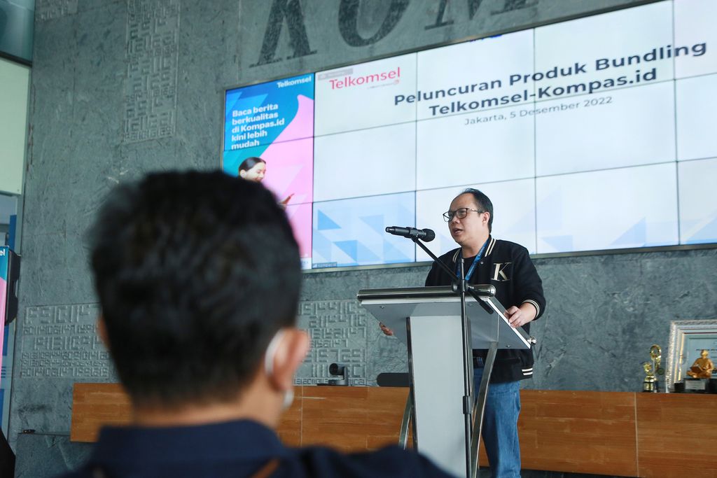 Pemimpin Redaksi Harian <i>Kompas</i> Sutta Dharmasaputra berbicara dalam acara peluncuran produk <i>bundling</i> Telkomsel dan Kompas.id Menara Kompas, Jakarta Pusat, Senin (5/12/2022).