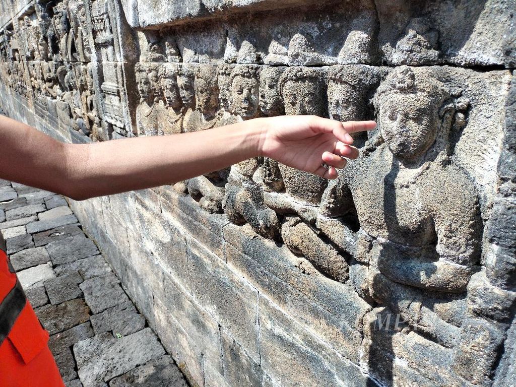 Wajah yang tergambar di salah satu bagian relief Candi Borobudur tampak tidak memiliki hidung. Hal ini diduga terjadi karena goresan oleh pengunjung.