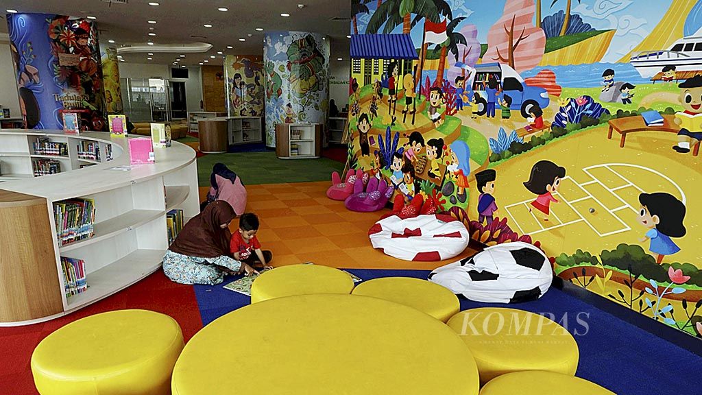 Suasana di ruang baca khusus anak yang nyaman dan dilengkapi aneka sofa.