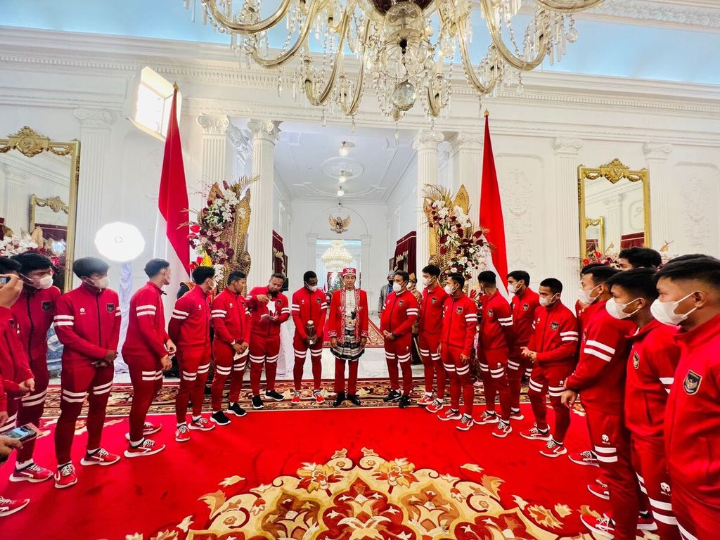 Tim U-16 bertemu Presiden Joko Widodo di Istana Merdeka, Jakarta, Rabu (17/8/2022). Mereka menunjukkan Piala AFF U-16 2022 yang dimenangi pekan lalu.