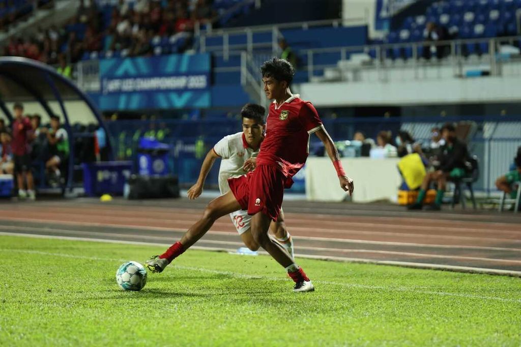 Penyerang tim sepak bola Indonesia U-23, Muhammad Ragil, untuk mengoper bola dengan dibayangi pemain Vietnam dalam laga final Piala AFF U-23 di Stadion Provinsi Rayong, Thailand, Sabtu (26/8/2023)