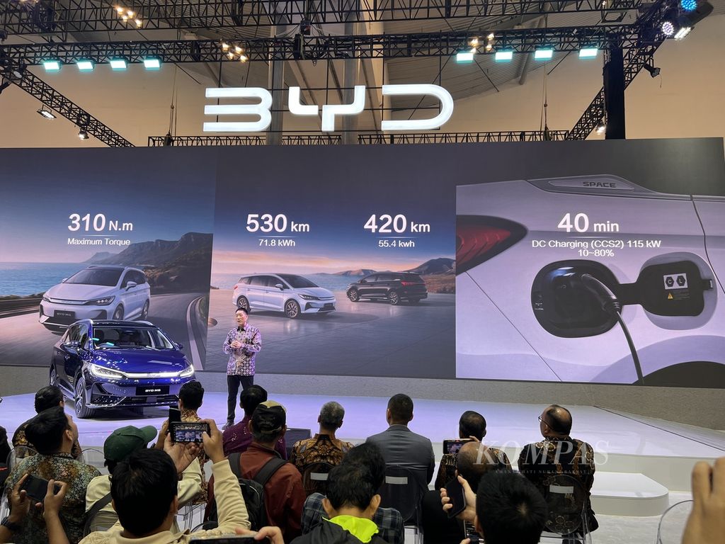 Direktur Operasional PT BYD Indonesia Nathan Sun (berdiri di panggung) menjelaskan spesifikasi MPEV anyar BYD, yakni BYD M6 yang baru diluncurkan di GIIAS 2024 di ICE BSD, Tangerang, Banten, Rabu (17/7/2024). 