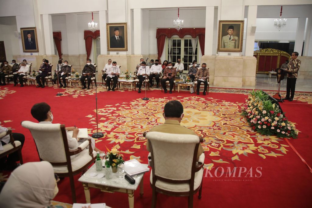 Presiden Joko Widodo menyampaikan pidato pengantar dalam Sidang Kabinet Paripurna mengenai Evaluasi Anggaran Pendapatan dan Belanja Negara Tahun 2022 serta Rencana Program dan Anggaran Tahun 2023, di Istana Negara, Jakarta, Senin (16/1/2023). Presiden minta untuk APBN 2023 difokuskan pada program yang produktif, utamanya dalam rangka penciptaan lapangan kerja dan pengentasan kemiskinan. APBN 2023 juga diminta fokus menyelesaikan prioritas nasional, baik yang berkaitan dengan penurunan tengkes, penurunan kemiskinan ekstrem, dan juga ketahanan pangan, serta agenda menjelang pemilu. 