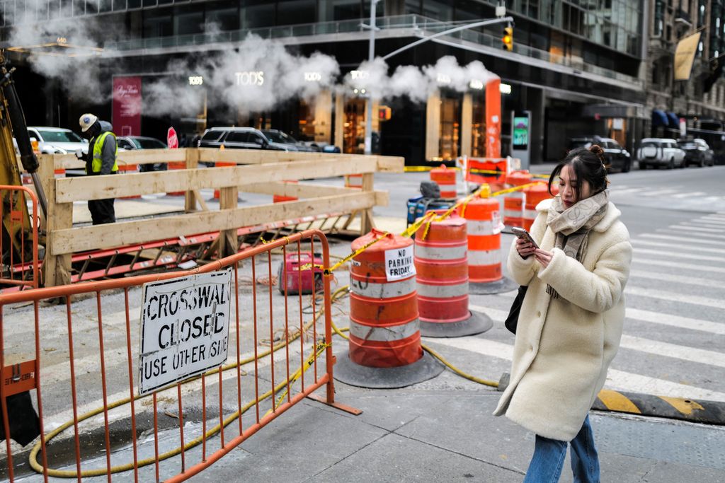 Seorang perempuan muda berjalan di Manhattan, New York, AS, 20 Januari 2024. 