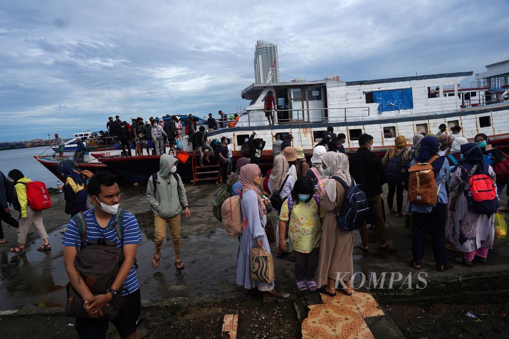 Suasana kedatangan para penumpang kapal penyeberangan dari Pulau Harapan, Kepulauan Seribu, di Pelabuhan Kaliadem, Muara Angke, Jakarta, Minggu (5/12/2021). 