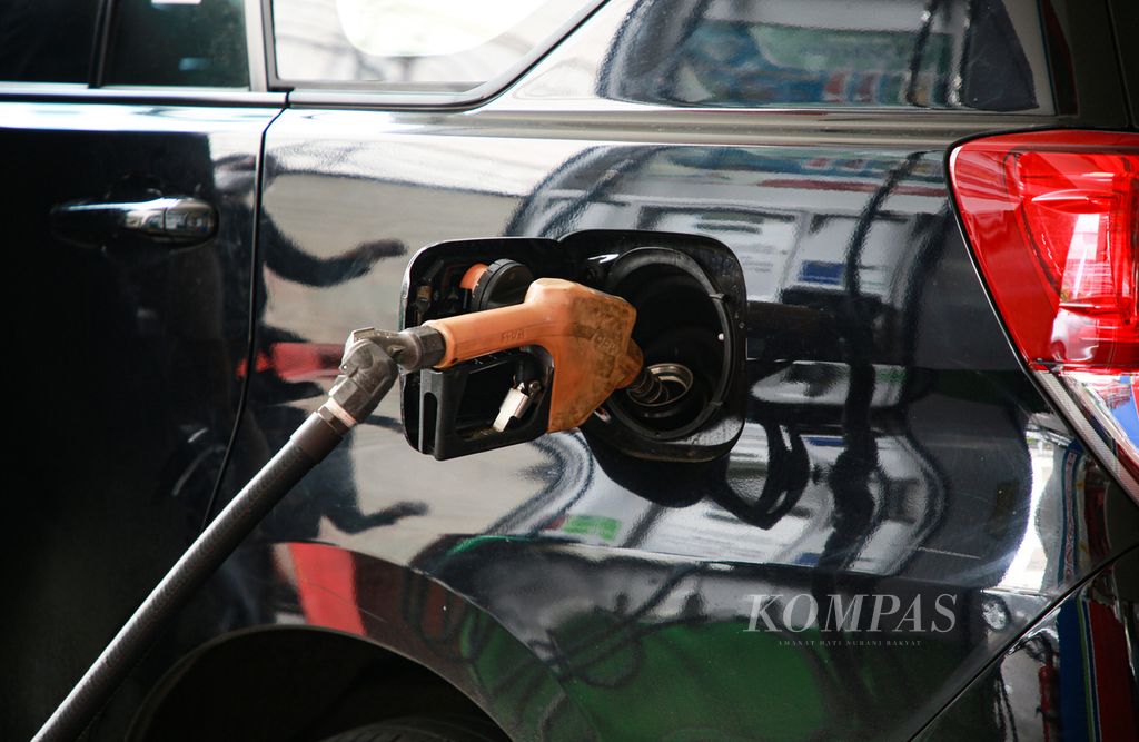Pengisian bahan bakar minyak subsidi pertalite ke mobil konsumen di SPBU 31.129.02 di kawasan Kuningan, Jakarta, Jumat (1/4/2022). Kenaikkan harga BBM nonsubsidi jenis pertamax sebesar Rp 3.500 per liter dikhawatirkan akan berdampak pada peningkatan konsumsi BBM subsidi pertalite.